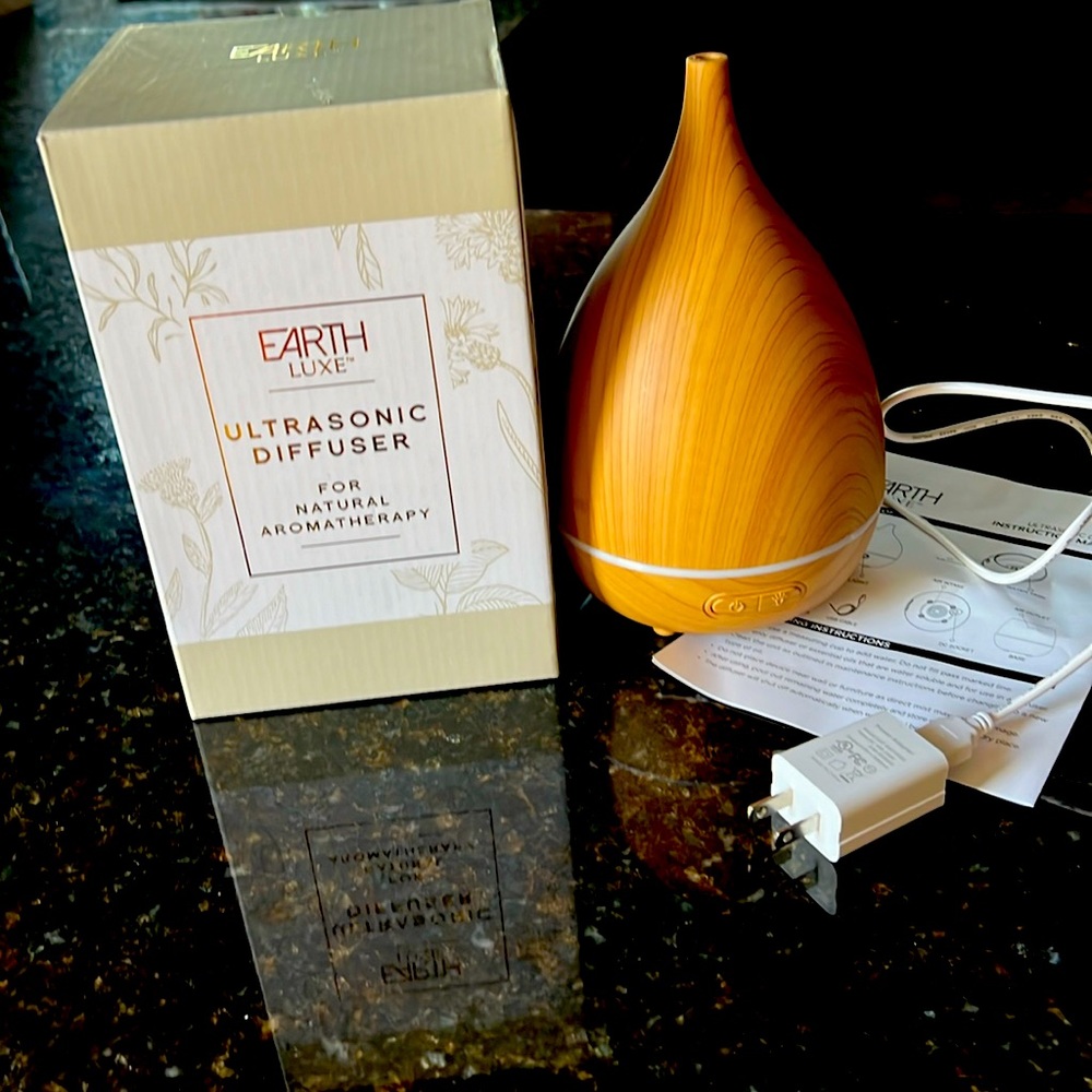 BRAND NEW ULTRASONIC DIFFUSER WIRH 2 FRAGRANCE OIL BOTTLES